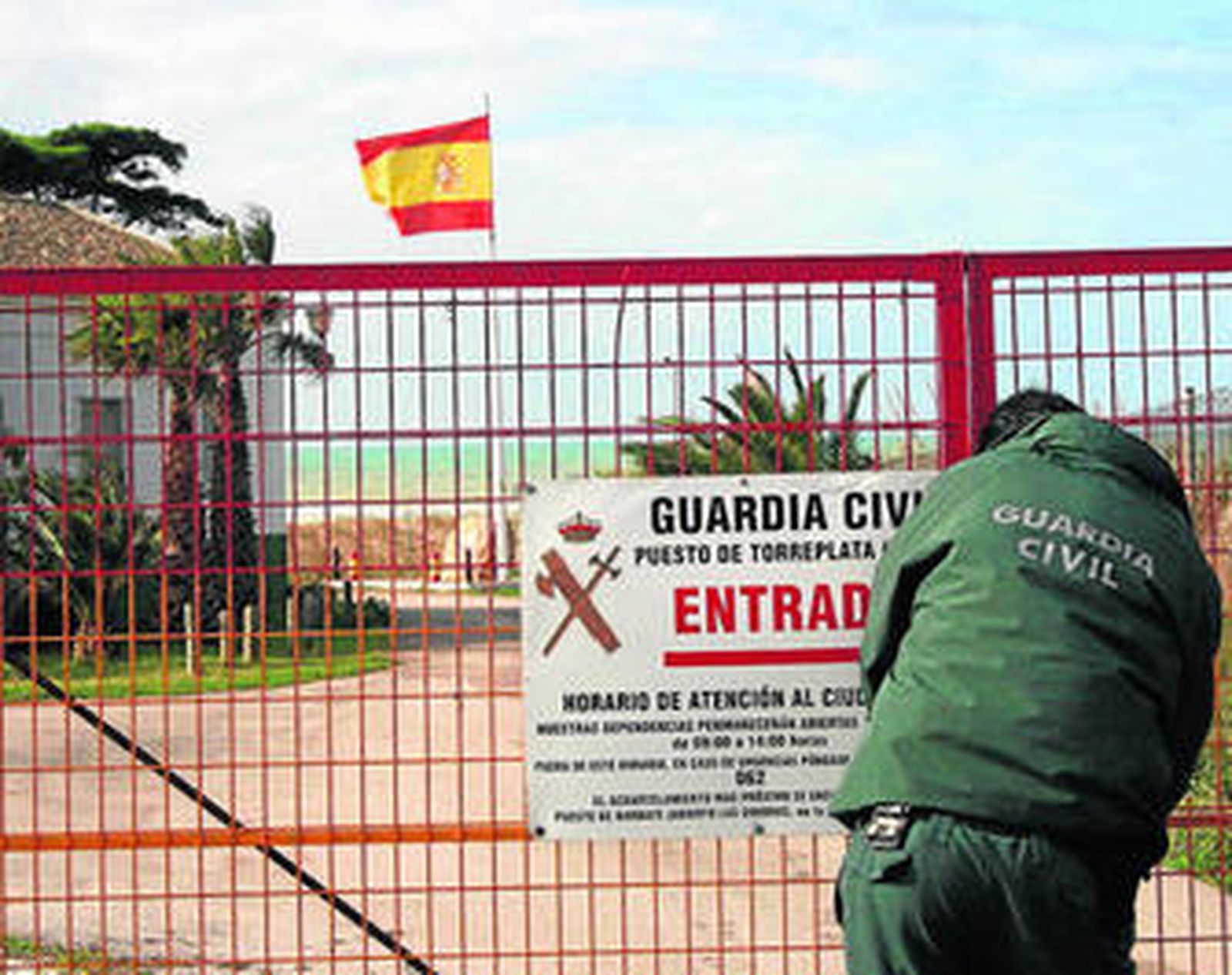 Un agente cierra la precaria cerca del cuartel de Zahara de los Atunes, posible objetivo de ETA.