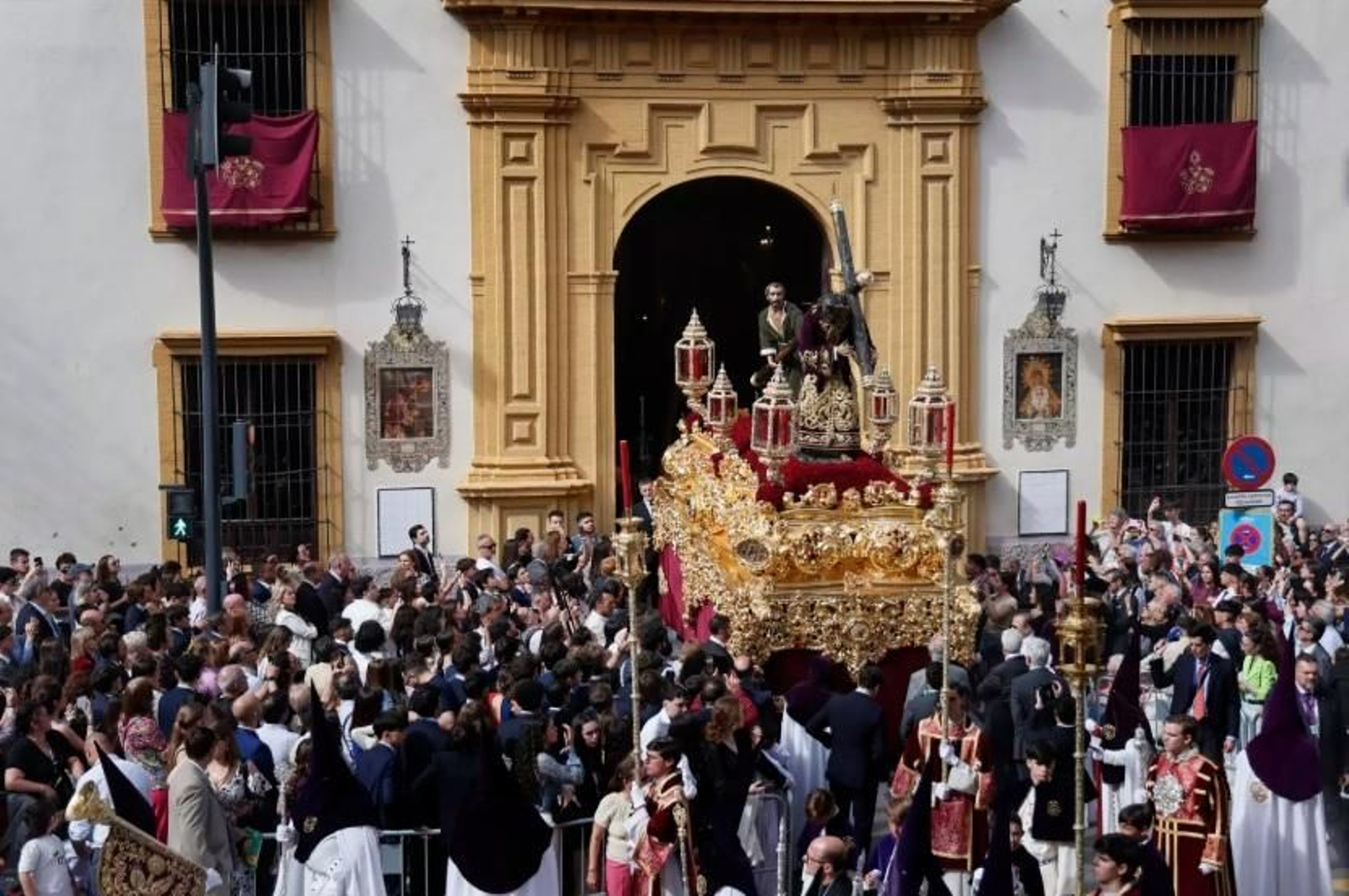 El Nazareno de las Penas sale de la parroquia el pasado Domingo de Ramos