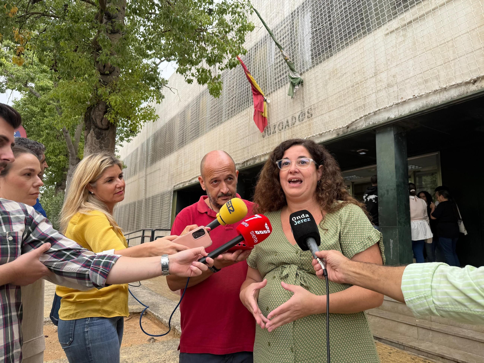 La concejala de IU en el Ayuntamiento de Jerez, Violeta Márquez, atendiendo a los medios
