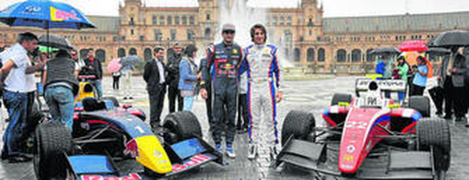 Los pilotos Sainz y Mehri, ayer en la exhibición que brindaron en la Plaza de España de Sevilla.