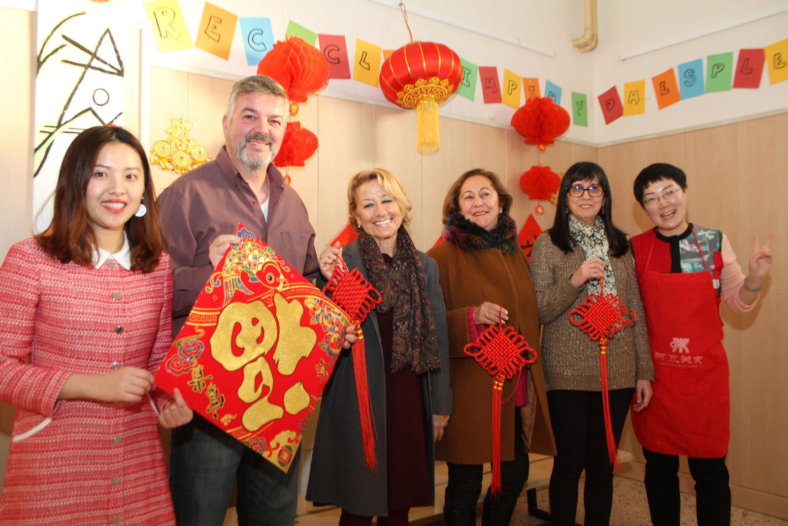 Las profesoras chinas junto a los alumnos celebran el Año Nuevo.