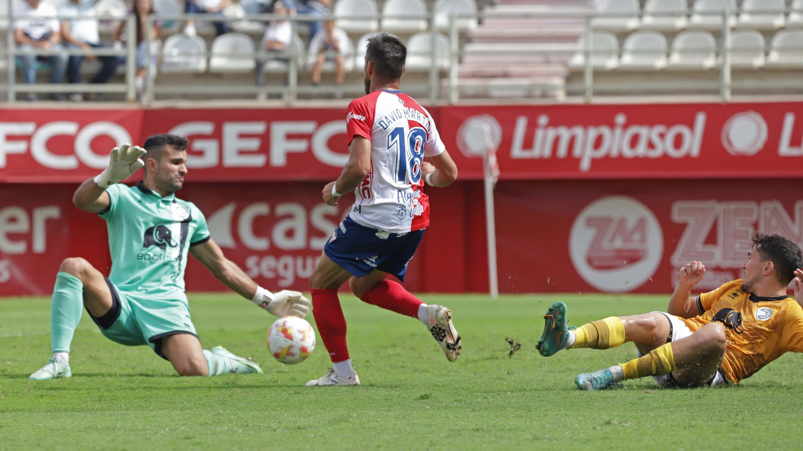 La ocasión de David Martín desbaratada por Salva.