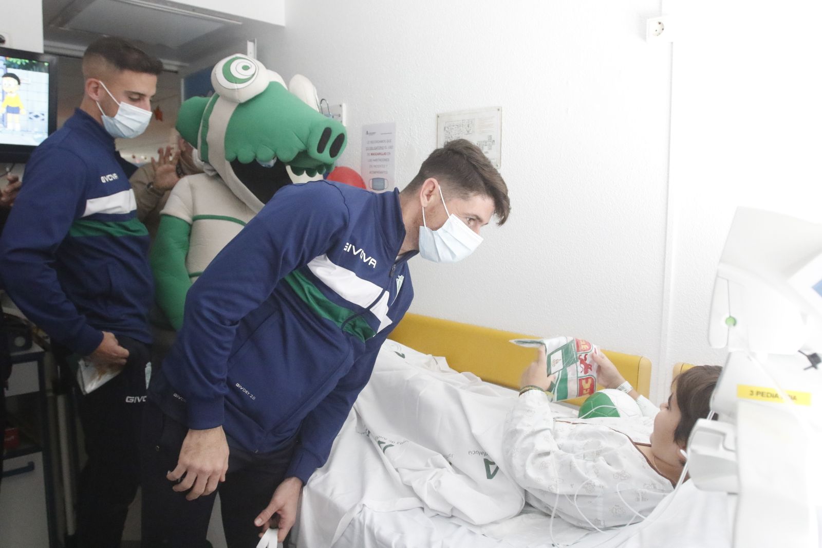 La visita del Córdoba CF al Hospital Reina Sofía, en imágenes