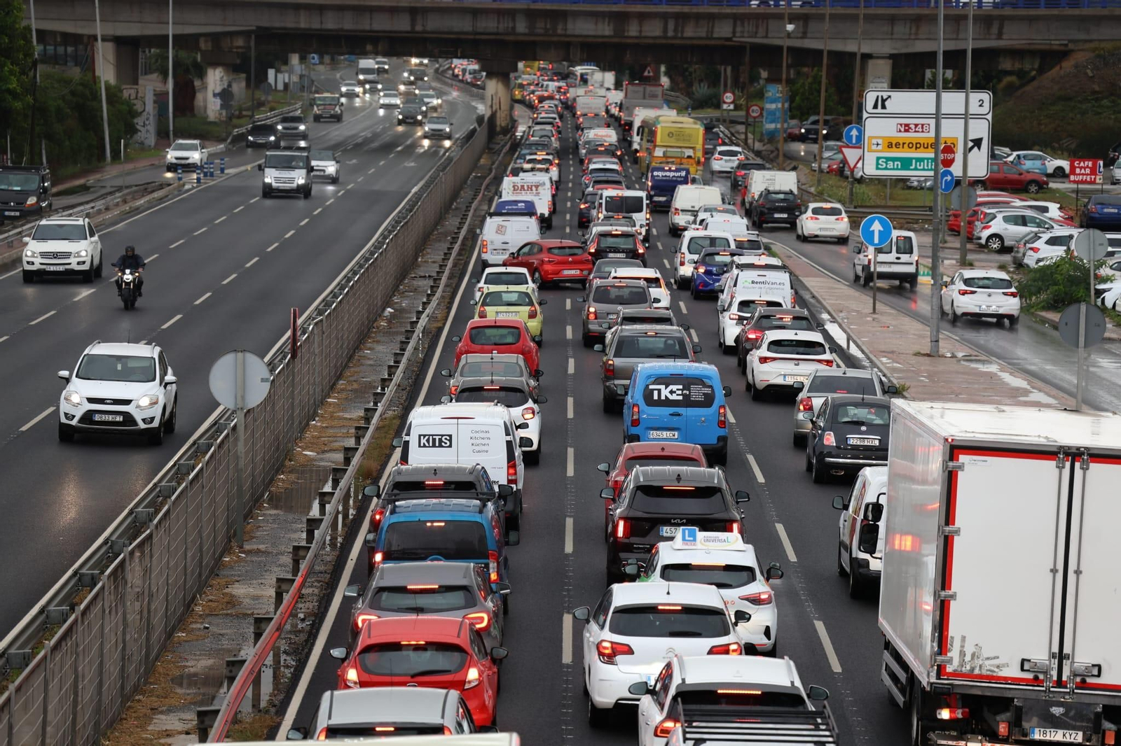 El tráfico en Málaga tras las lluvias, en fotos