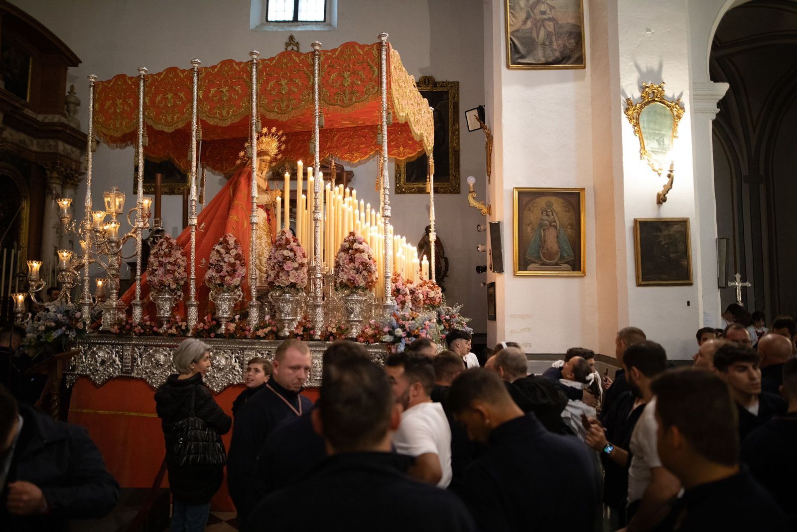 Fotos: La lluvia agudiza el dolor de los granadinos al impedir la salida de Dolores