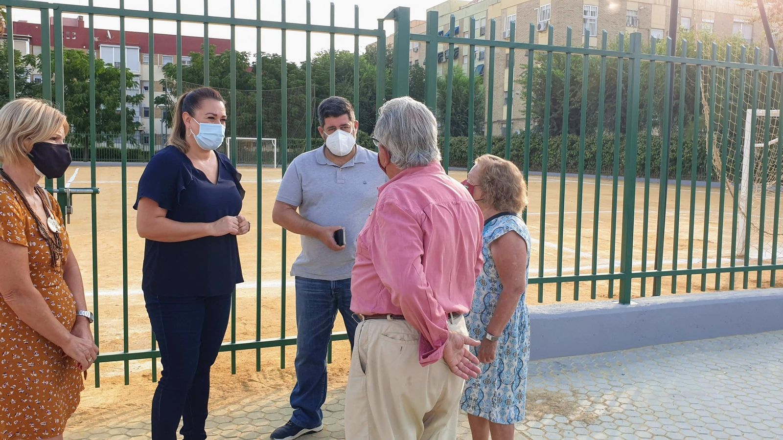 La delegada del distrito con vecinos de La Oliva.