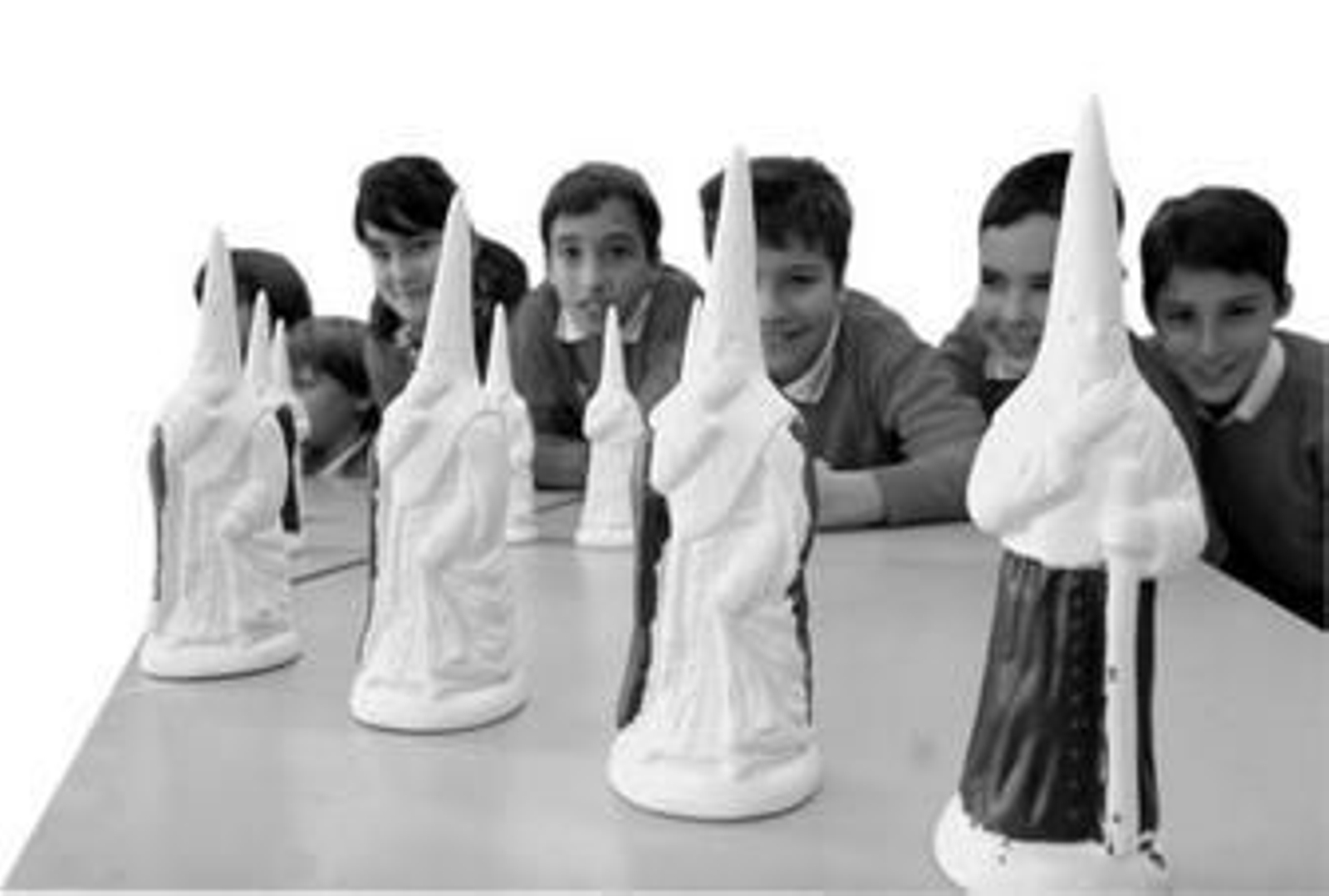 Los alumnos de colegio Molière realizan actividades relacionadas con la Semana Santa onubense, en el marco de la asignatura de Artes Plásticas.