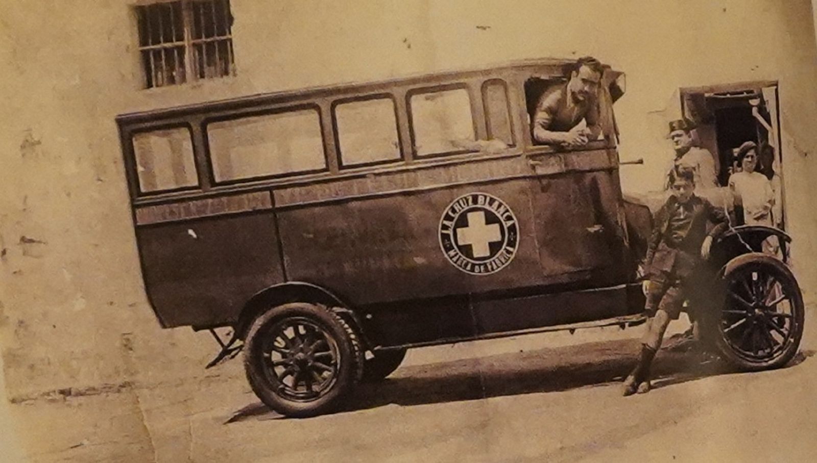Miguel Merino, en los años 50, en el camión de reparto de Cruz Blanca en Cádiz.
