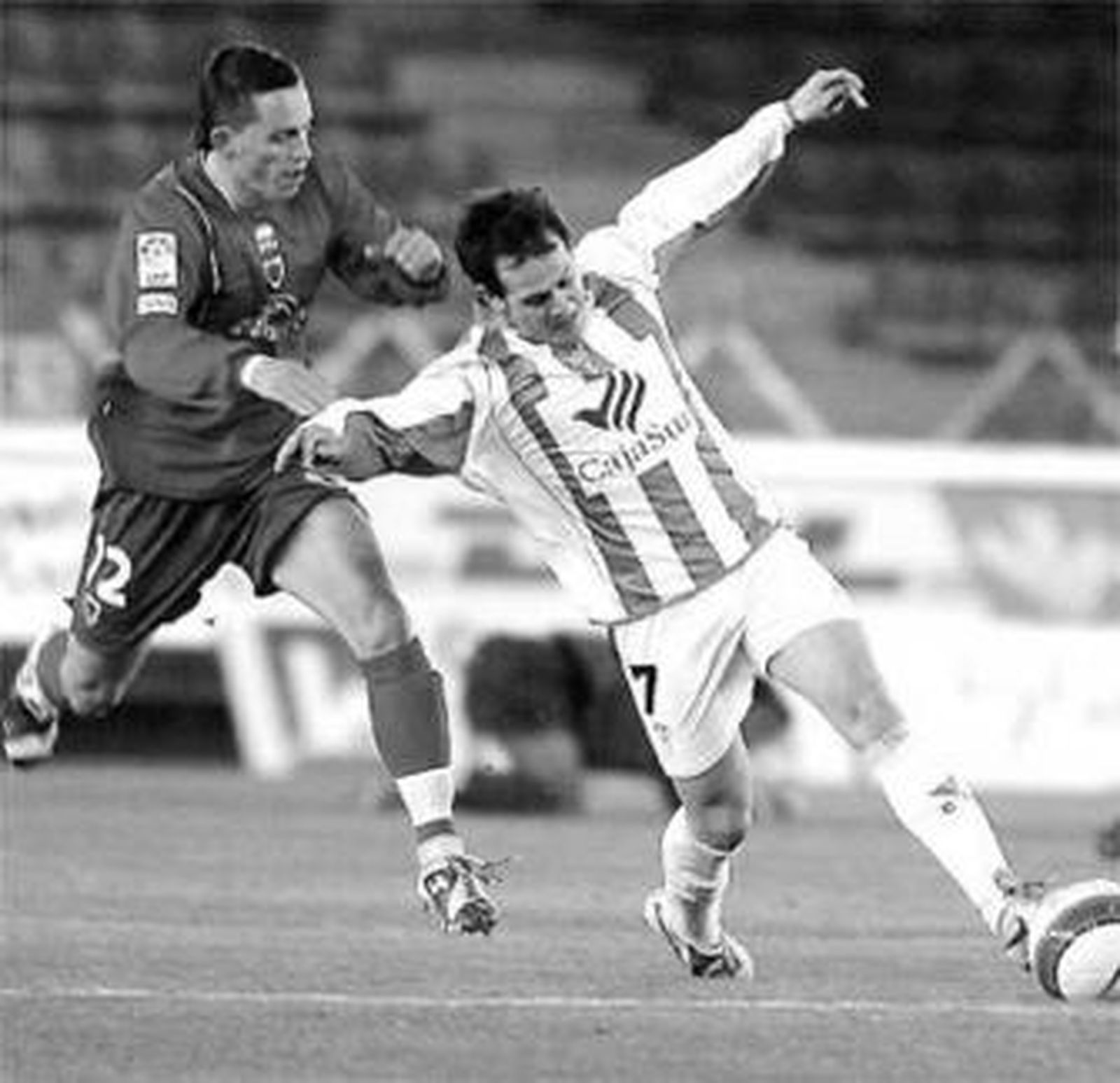 Beranger intenta arrebatar un esférico al cordobesista Arteaga.