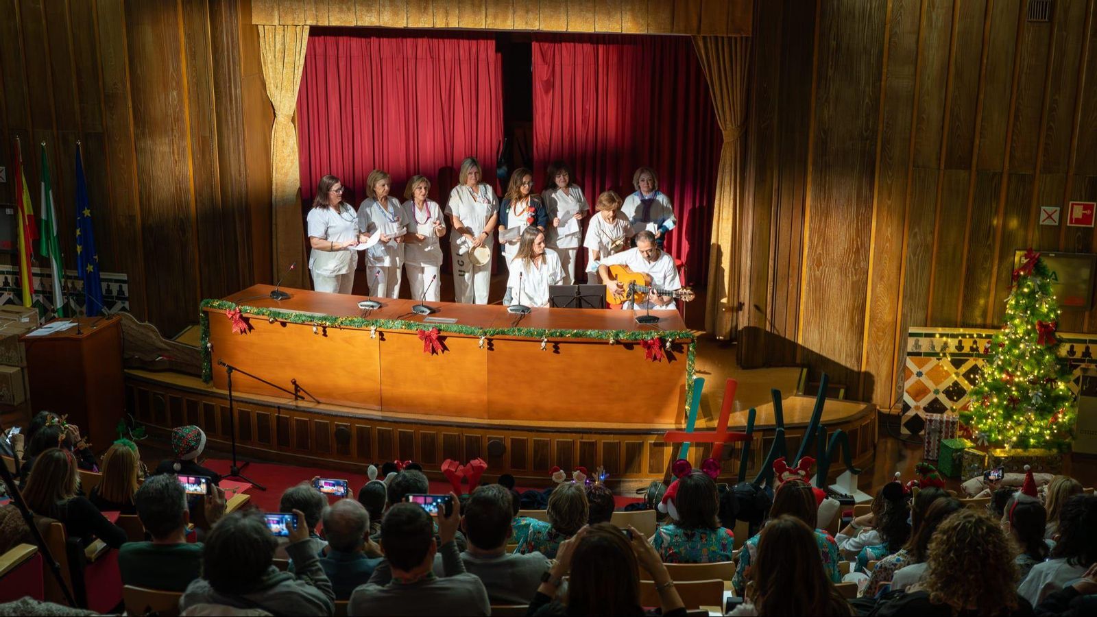 El equipo de celadores durante la interpretación de un villancico
