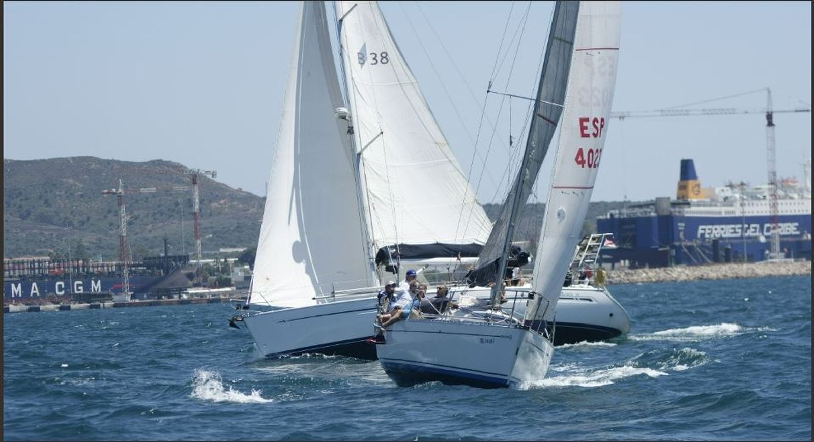 Dos de las embarcaciones, durante la regata de este sábado