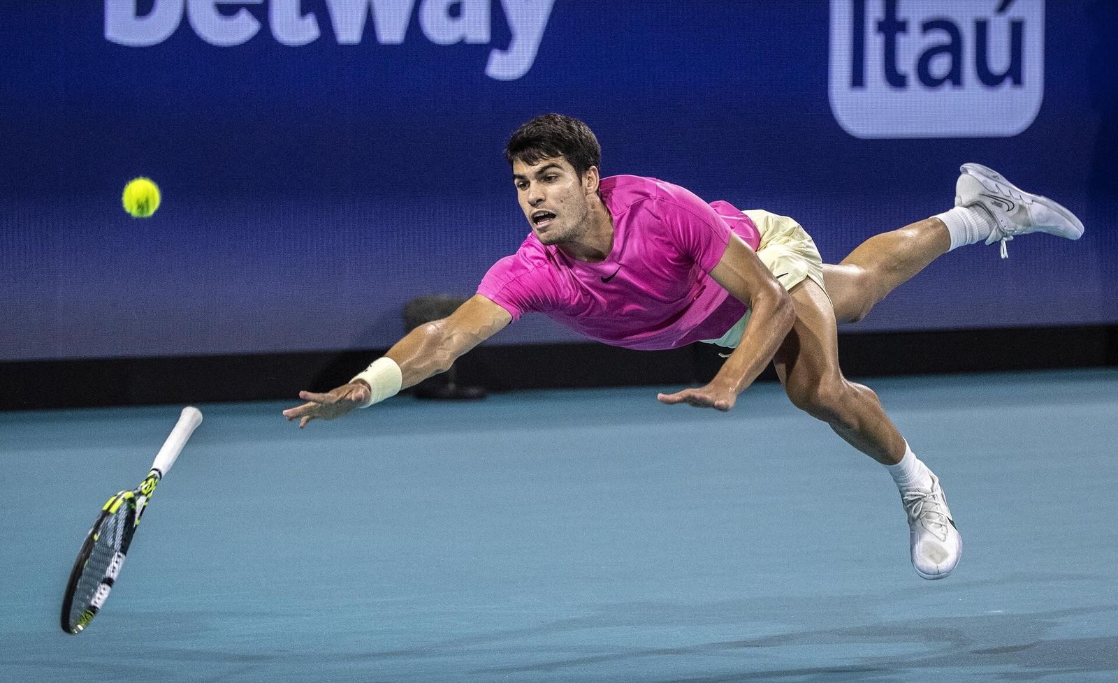 Alcaraz lanza hasta la raqueta para tratar de llegar a una bola de Sinner.