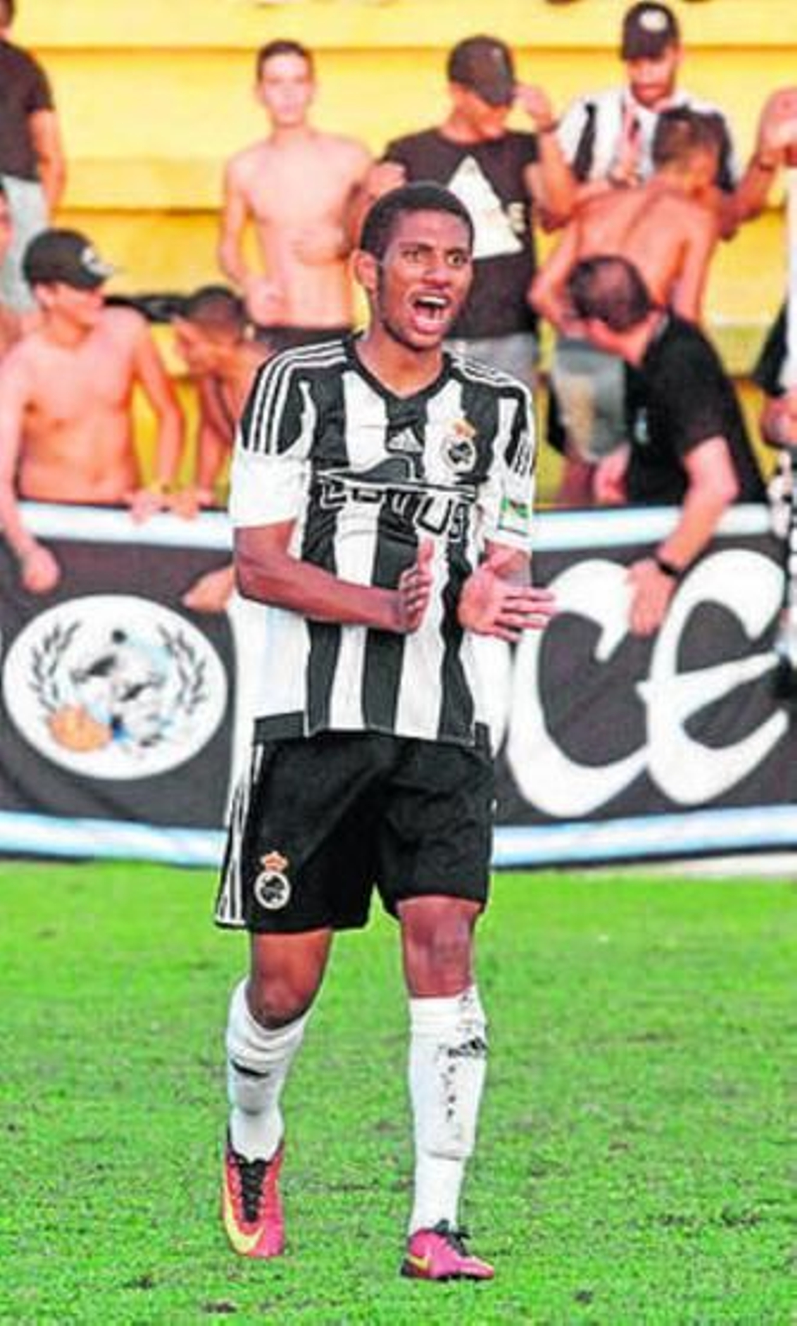 1. Alfonso, el mejor de la Balona, sujeta a un rival ante la atenta mirada de compañeros y adversarios, 2. Jugadores de la Balompédica felicitan a Maurí por su tanto, el segundo de la tarde. 3. Alejandro Cabellos, entrenador del Recre (de blanco) que espió a los linenses antes de la visita de su equipo, el próximo sábado a La Línea. 4. Ismael Chico, que fue sustituido, pugna por el balón, ayer en el San Rafael. Reportaje gráfico: Erasmo Fenoy.