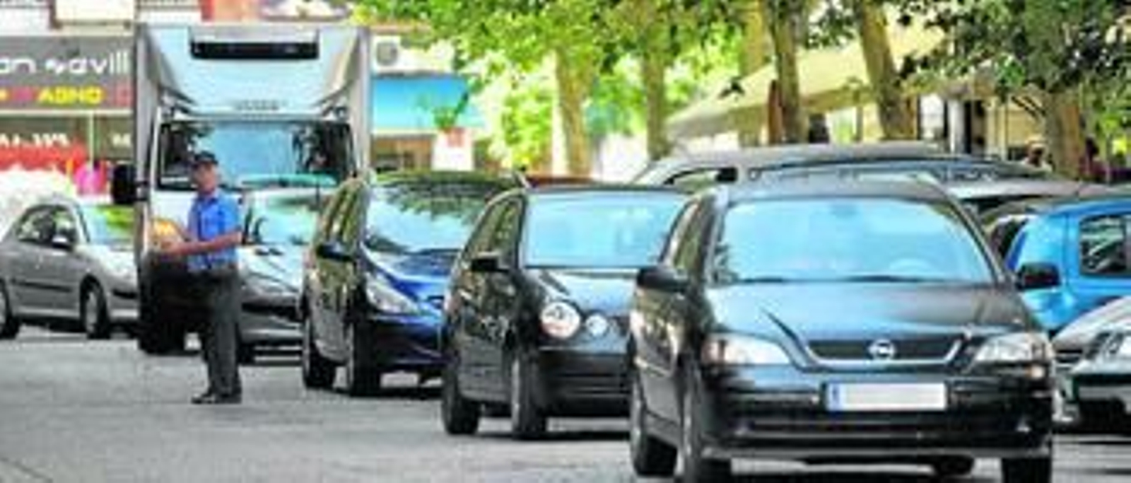 Vehículos aparcados en doble fila en la zona de Nervión.