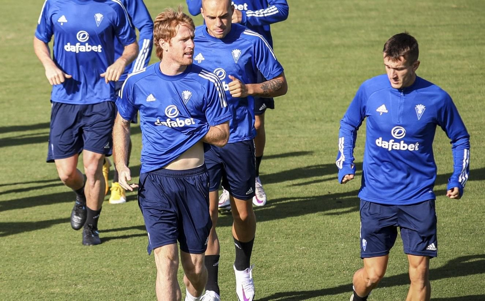 Álex, en plena carrera junto a Pombo y Salvi.
