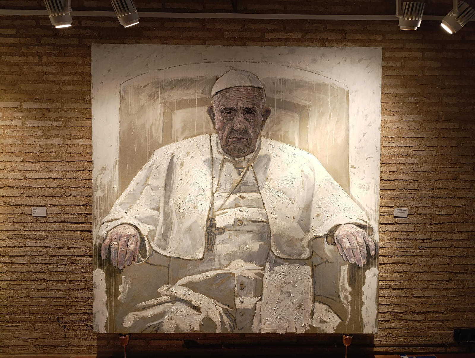 Máscaras, corderos y un retrato gigante del Papa Francisco: así es la impactante muestra ‘Et in Arcadia ego’ en Jaén