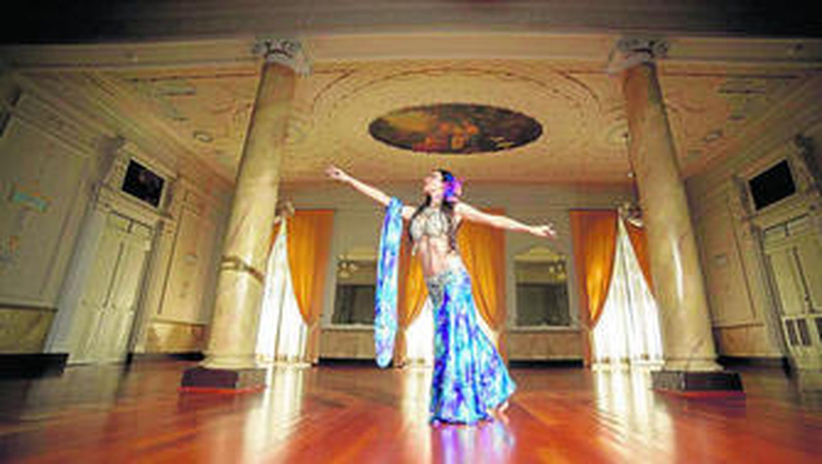 Cristina Samaniego en el salón noble del Círculo Mercantil de Almería.