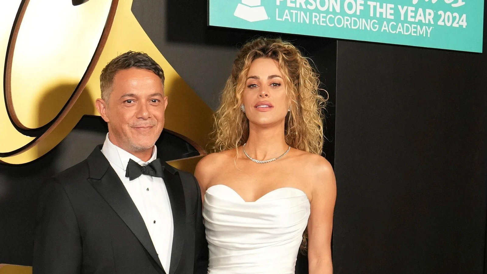 Alejandro Sanz y Candela Márquez han posado juntos por primera vez en una alfombra roja. Alejandro Sanz y Candela Márquez han posado juntos por primera vez en una alfombra roja.