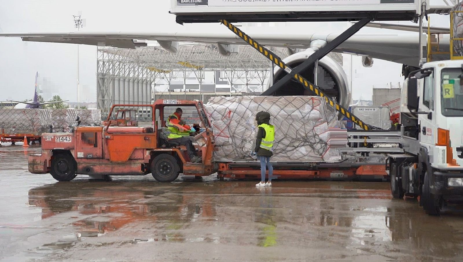 Llegada de un cargamento de mascarillas al aeropuerto de Barajas.