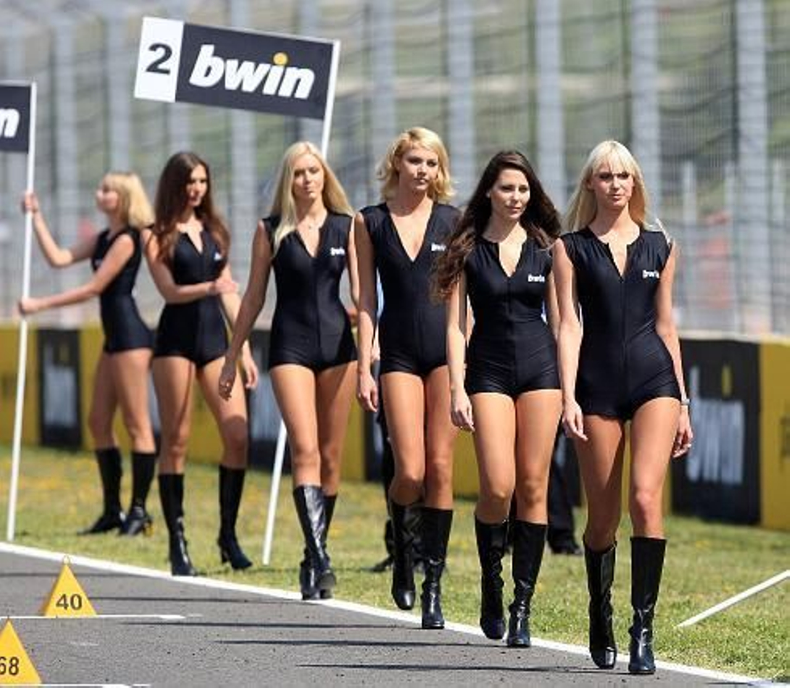 Las chicas del ´paddock´, puro espectáculo en Jerez. 

Foto: Juan Carlos Toro y Manuel Aranda