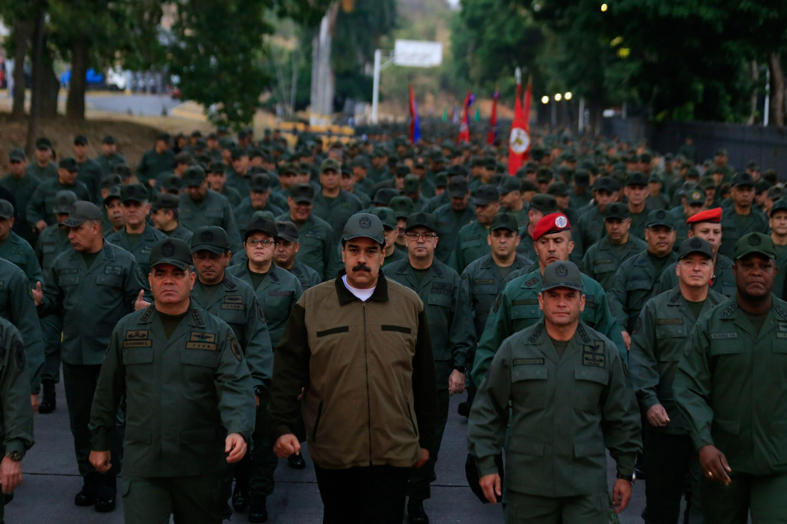 Nicolás Maduro, en el centro de la imagen, en un acto con militares en Caracas.
