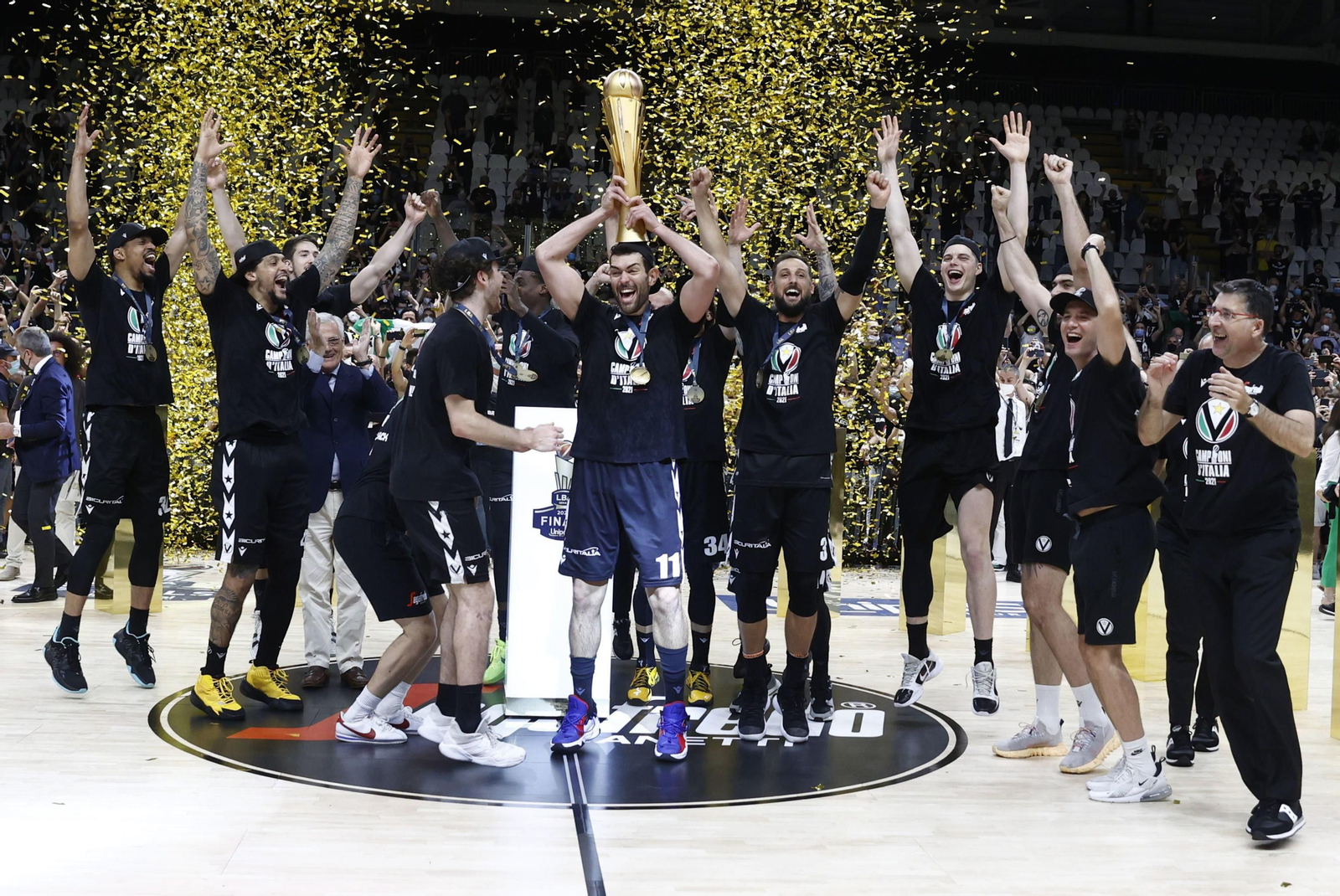 Los jugadores de la Virtus Bolonia celebran el título de la Lega italiana.