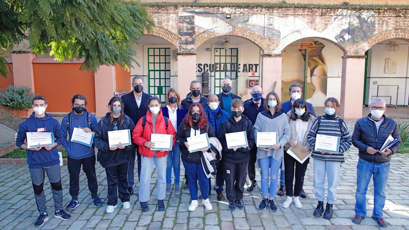 Imagen con los participantes en el concurso de ideas de la Escuela de Arte León Ortega.