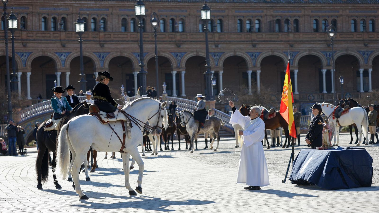 Las imágenes de la celebración del día de San Antón por la Policía Nacional en la plaza de España