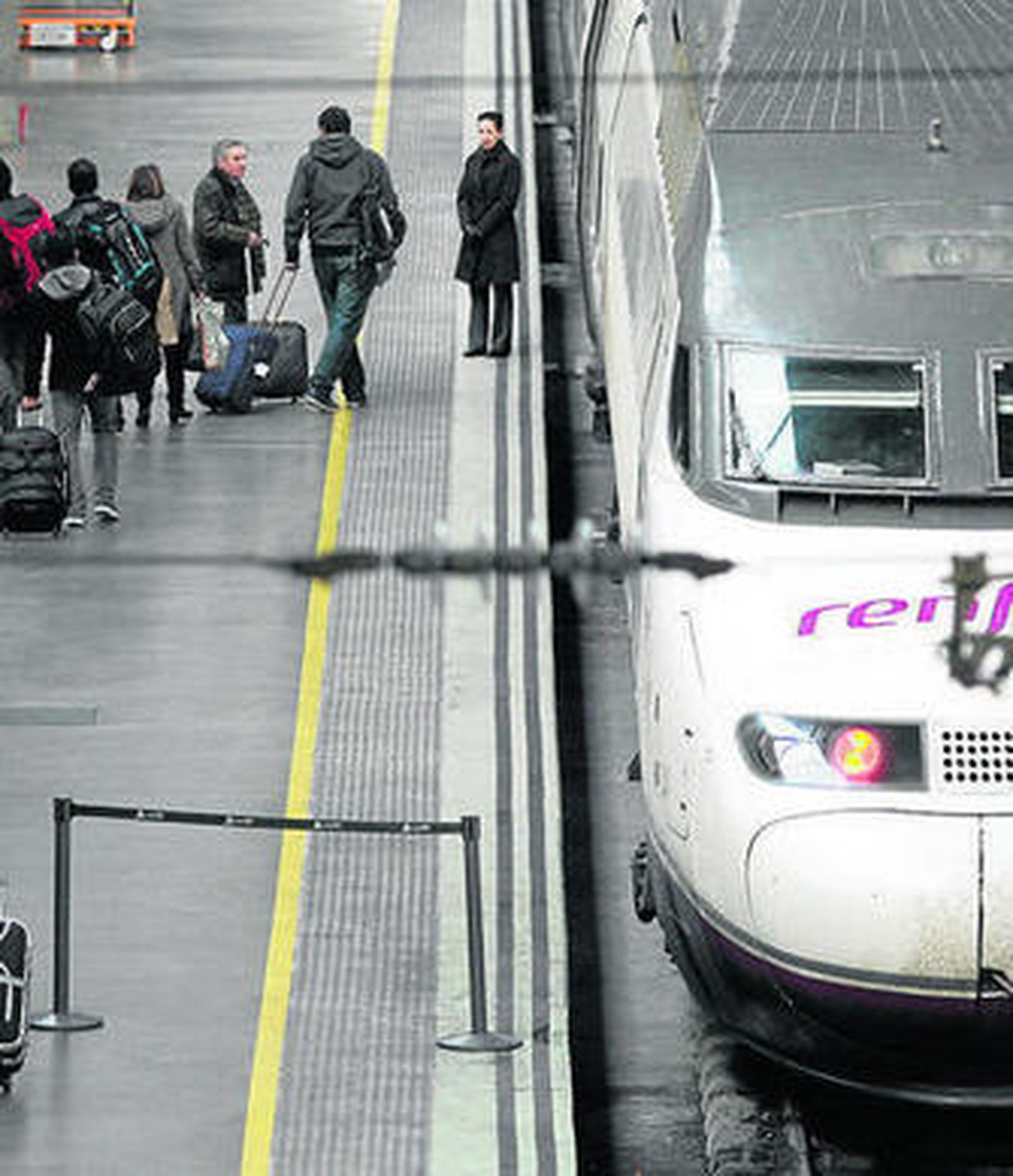 Un tren AVE en la estación de Santa Justa.