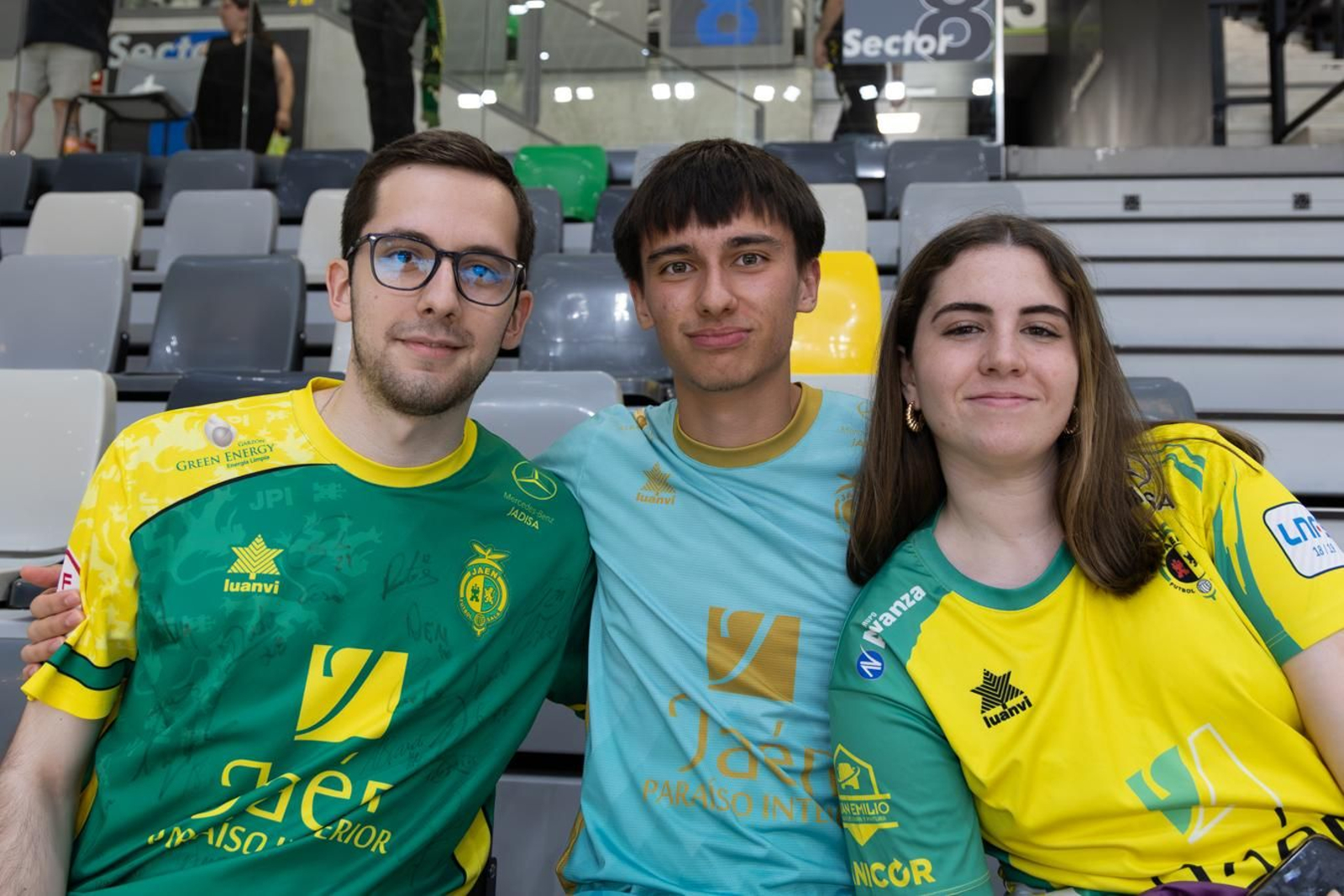 La Marea Amarilla: el alma del Olivo Arena, en imágenes