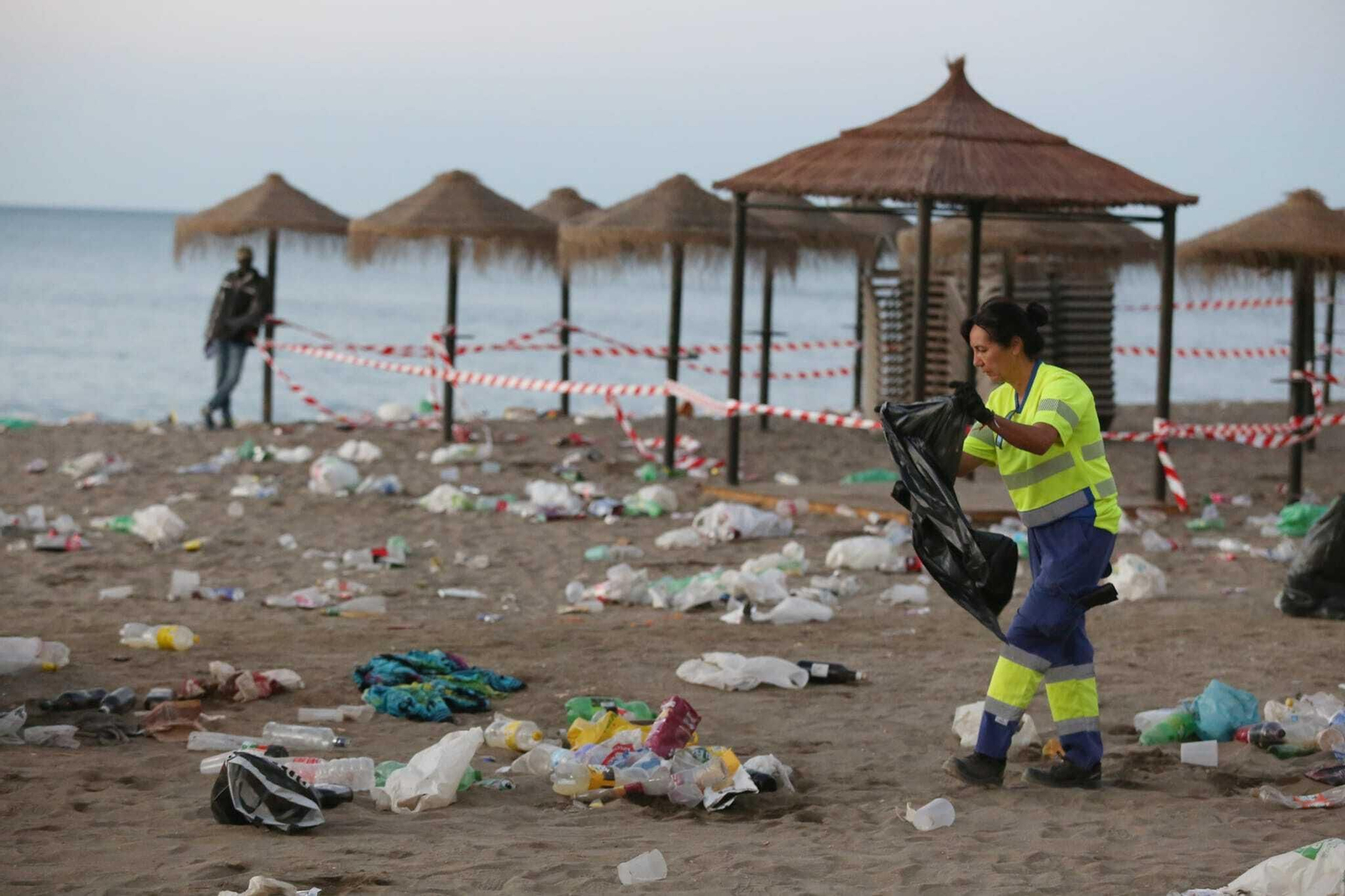 Así han amanecido las playas de Málaga tras la noche de San Juan