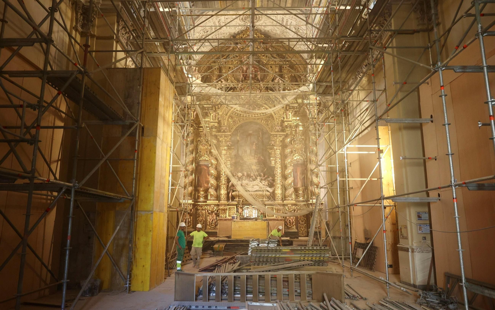 Los andamios que ya se han colocado en el interior de la iglesia de San Jorge del Hospital de la Caridad.