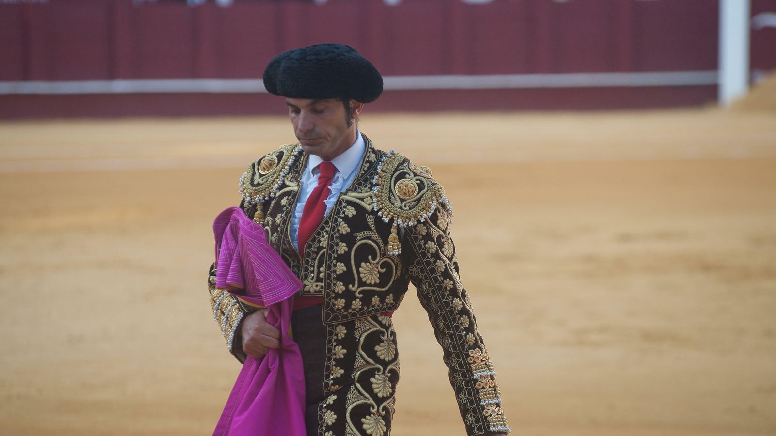 Javier Conde lució un personal terno tabaco y oro
