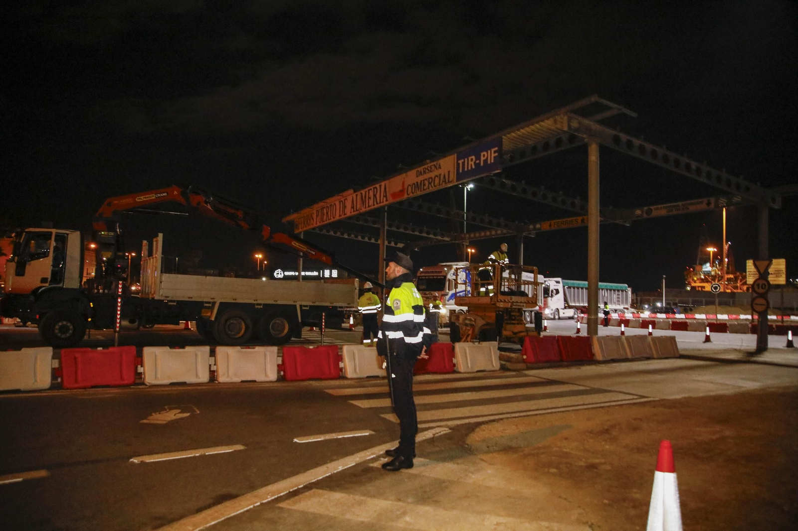 Las imágenes del derribo de la marquesina de la entrada al Puerto de Almería