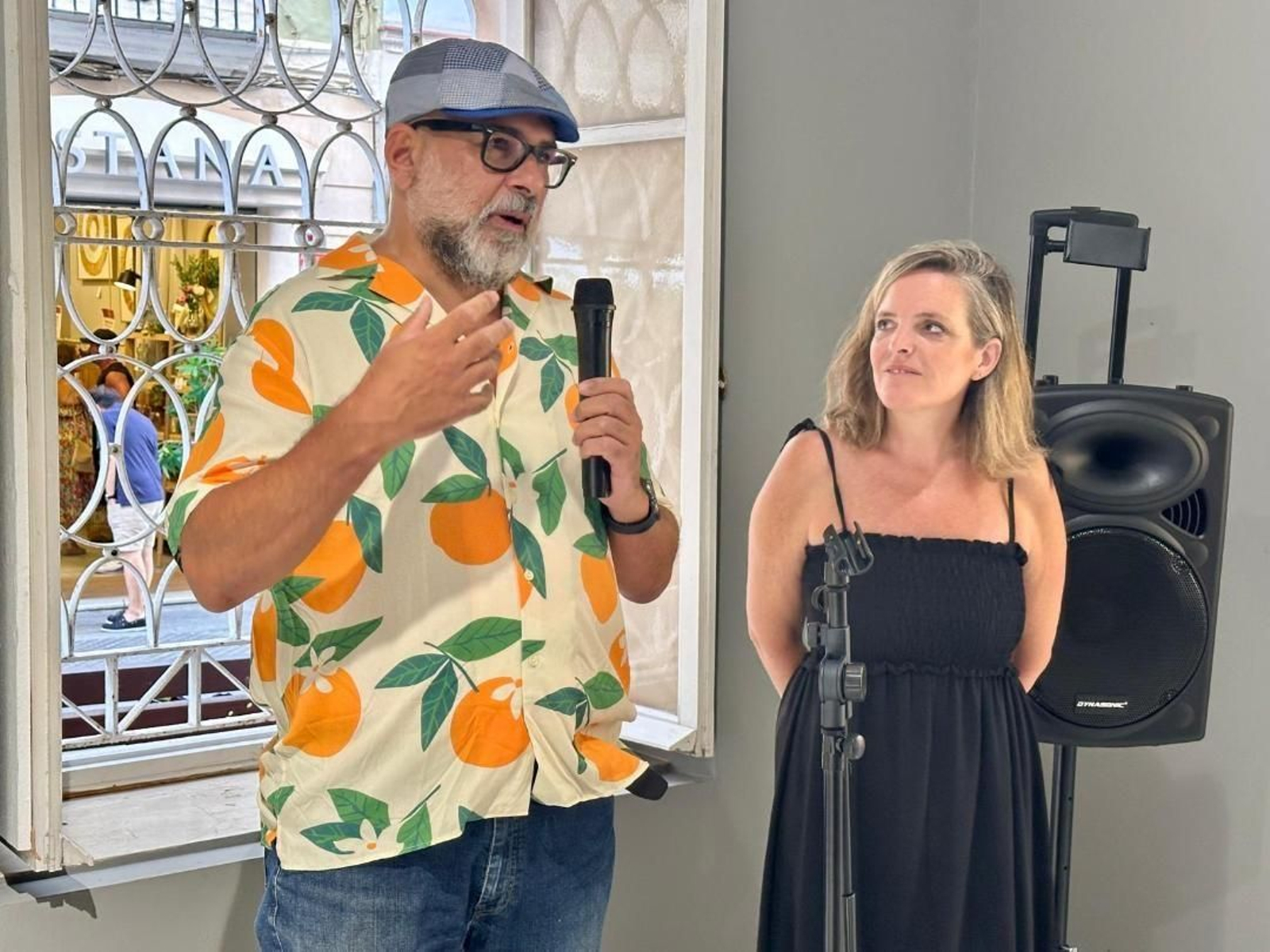 El pintor Benítez Gabriel y la concejala Maite González García-Negrotto, durante la inauguración de ‘Locus Amoenus’, en el Espacio Cultural Ancha.