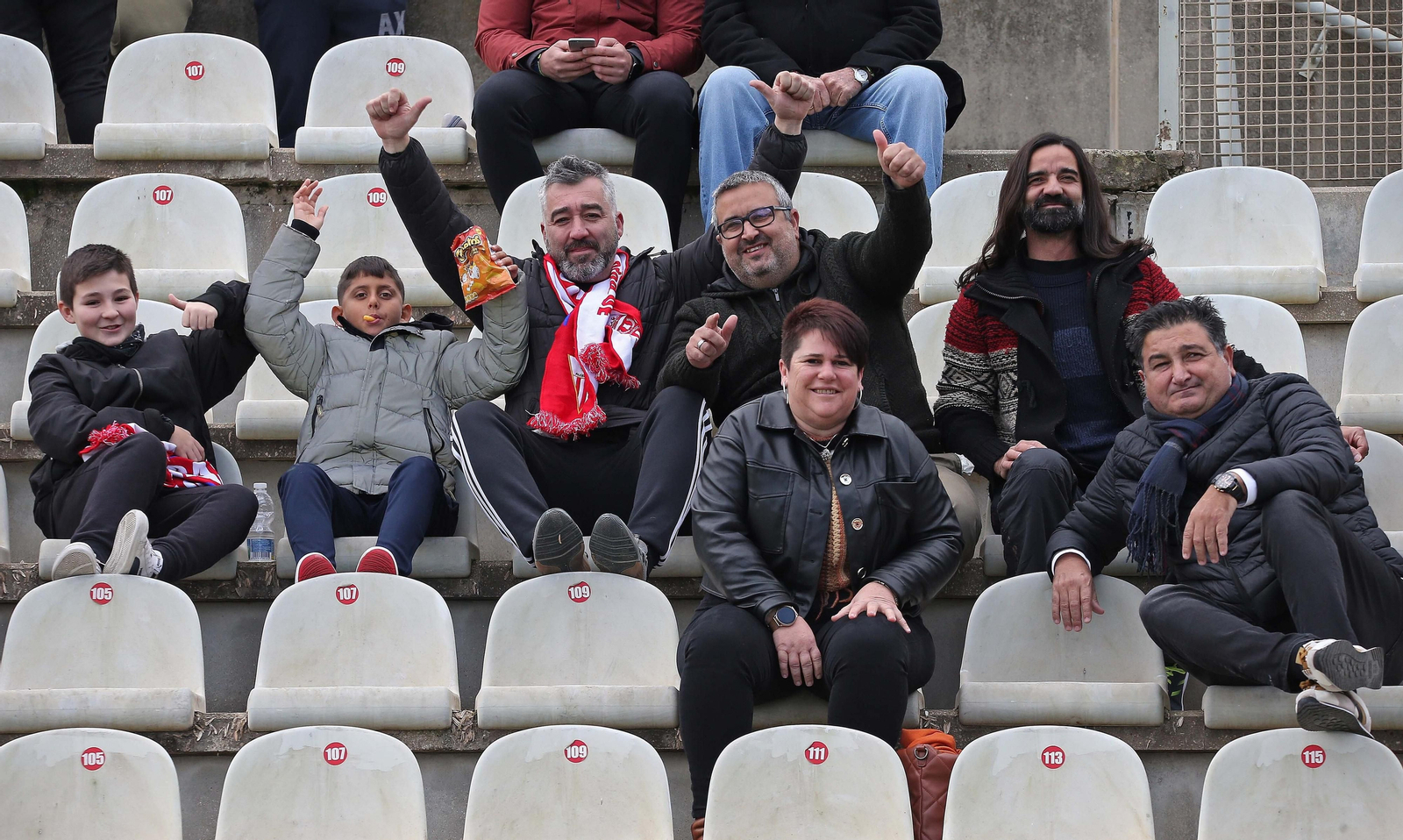 Fotos de la afición durante el Algeciras - Badajoz en el Nuevo Mirador