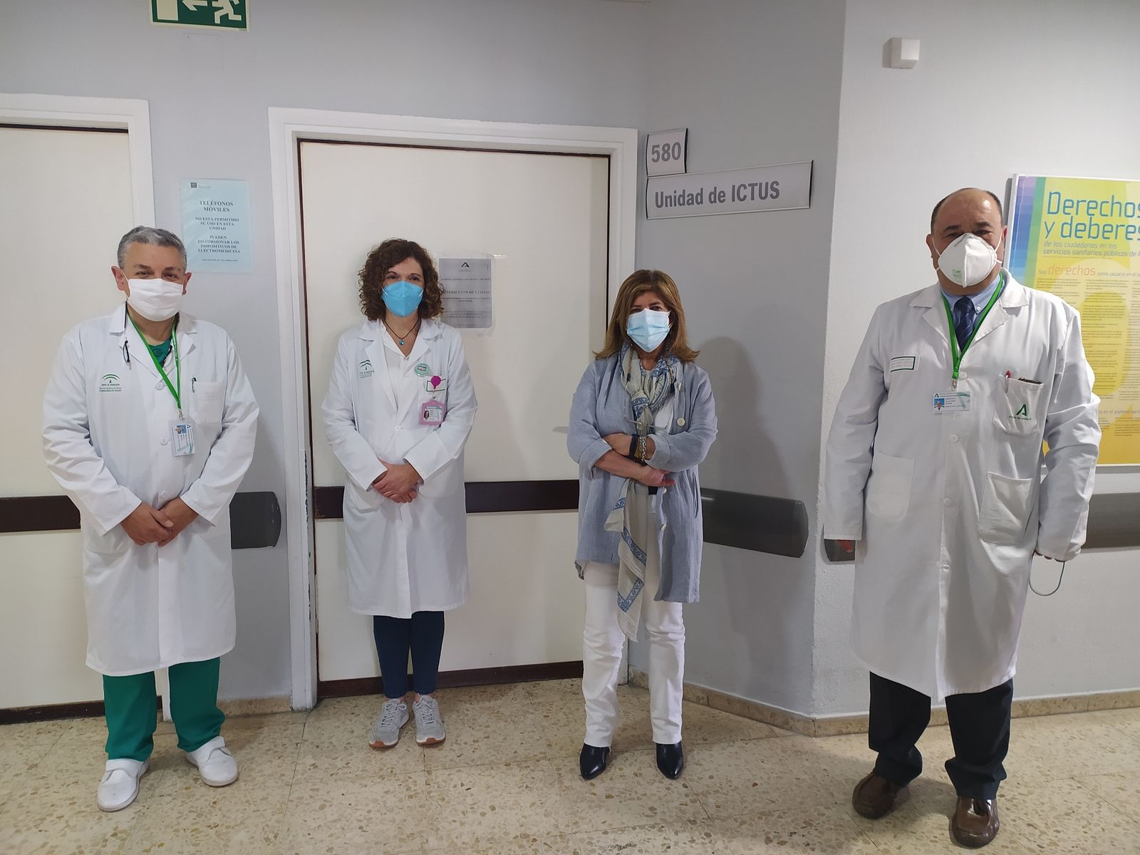 La delegada de Salud con el gerente del Puerta del Mar y parte de su equipo directivo en la Unidad de Ictus del centro.
