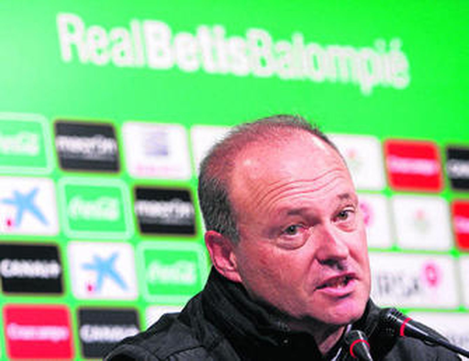 Pepe Mel habla durante la rueda de prensa ofrecida ayer previa al derbi en el Sánchez-Pizjuán.
