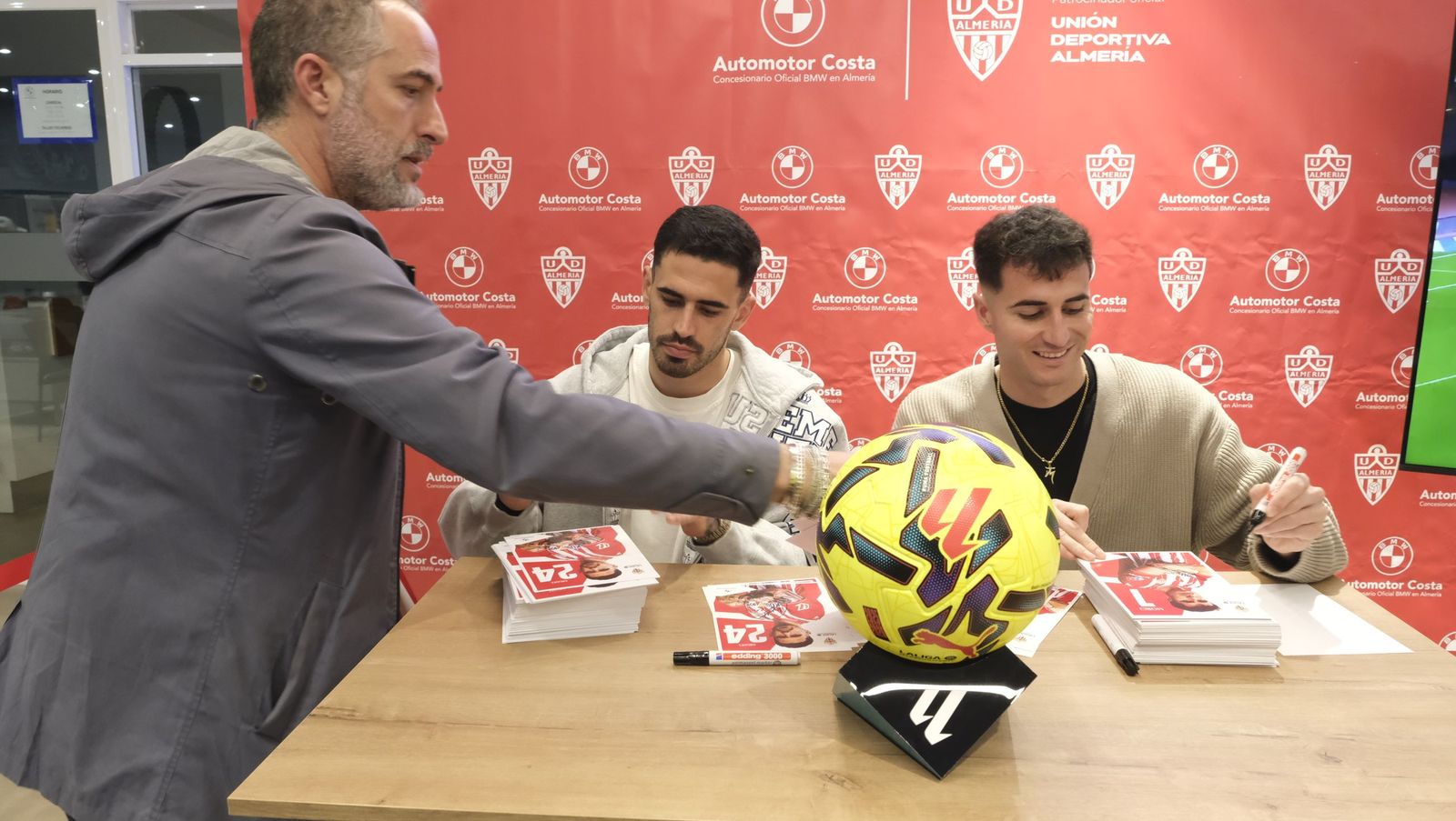 Jon Mocillo y Miguel de la Fuente firman autógrafos en Automotor Costa BMW