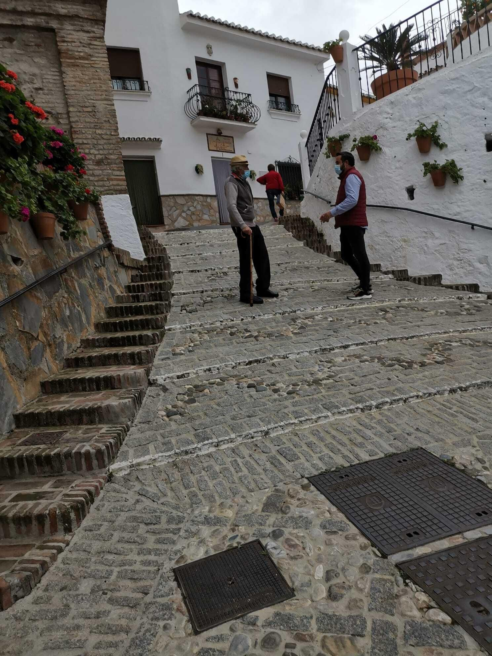 El alcalde de El Borge conversa con un vecino.