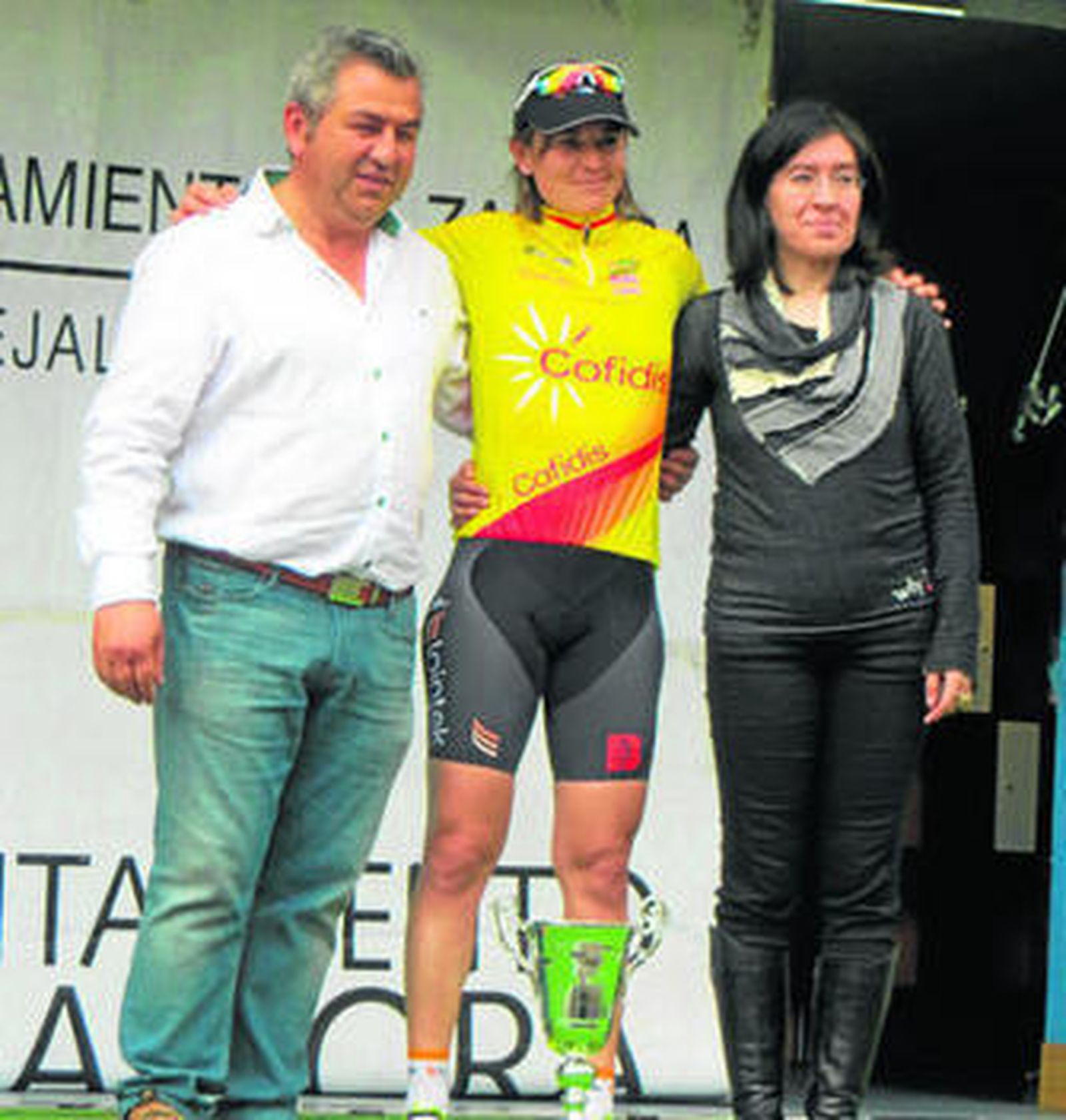 Belén López, en el centro del podio con el maillot amarillo.