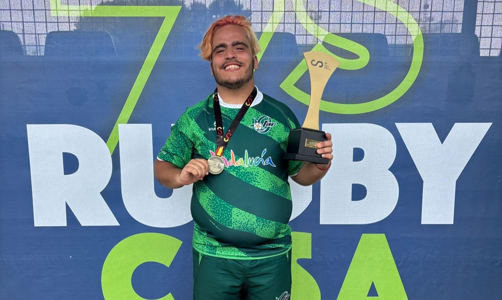 Óscar Rodríguez posa con el trofeo y su medalla.