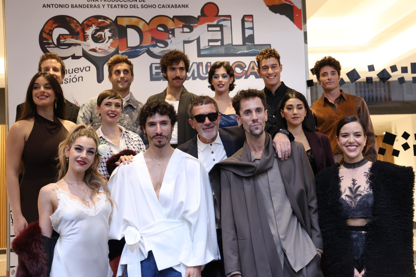 Antonio Banderas y el elenco de 'Godspell' antes de su estreno en el Teatro del Soho CaixaBank.