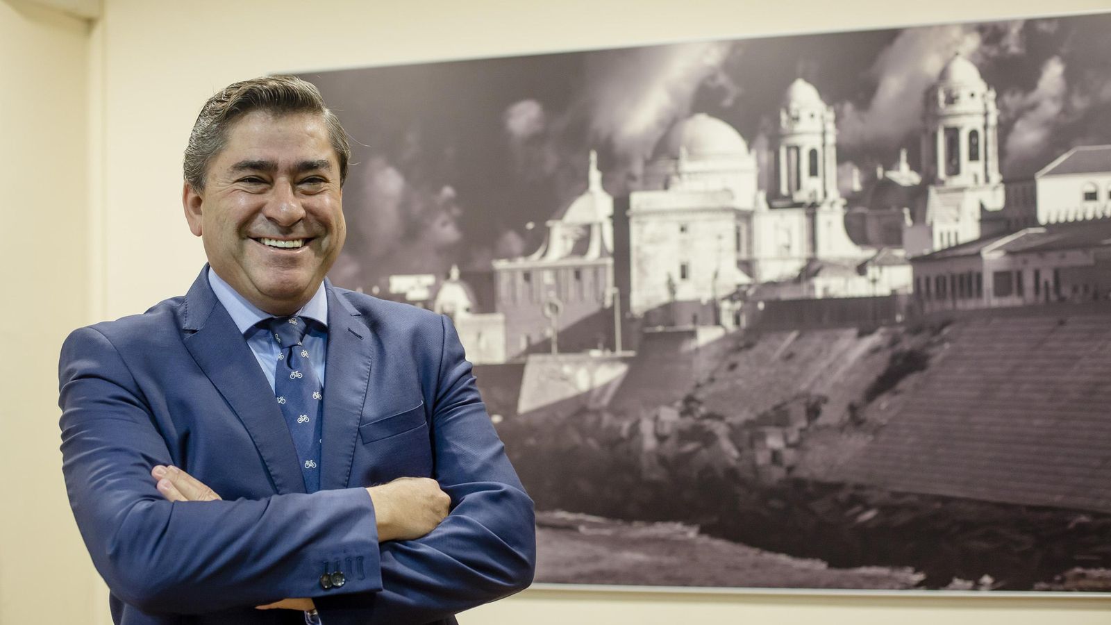 El abogado Fernando Estrella posa junto a una bonita estampa de la Catedral de Cádiz.