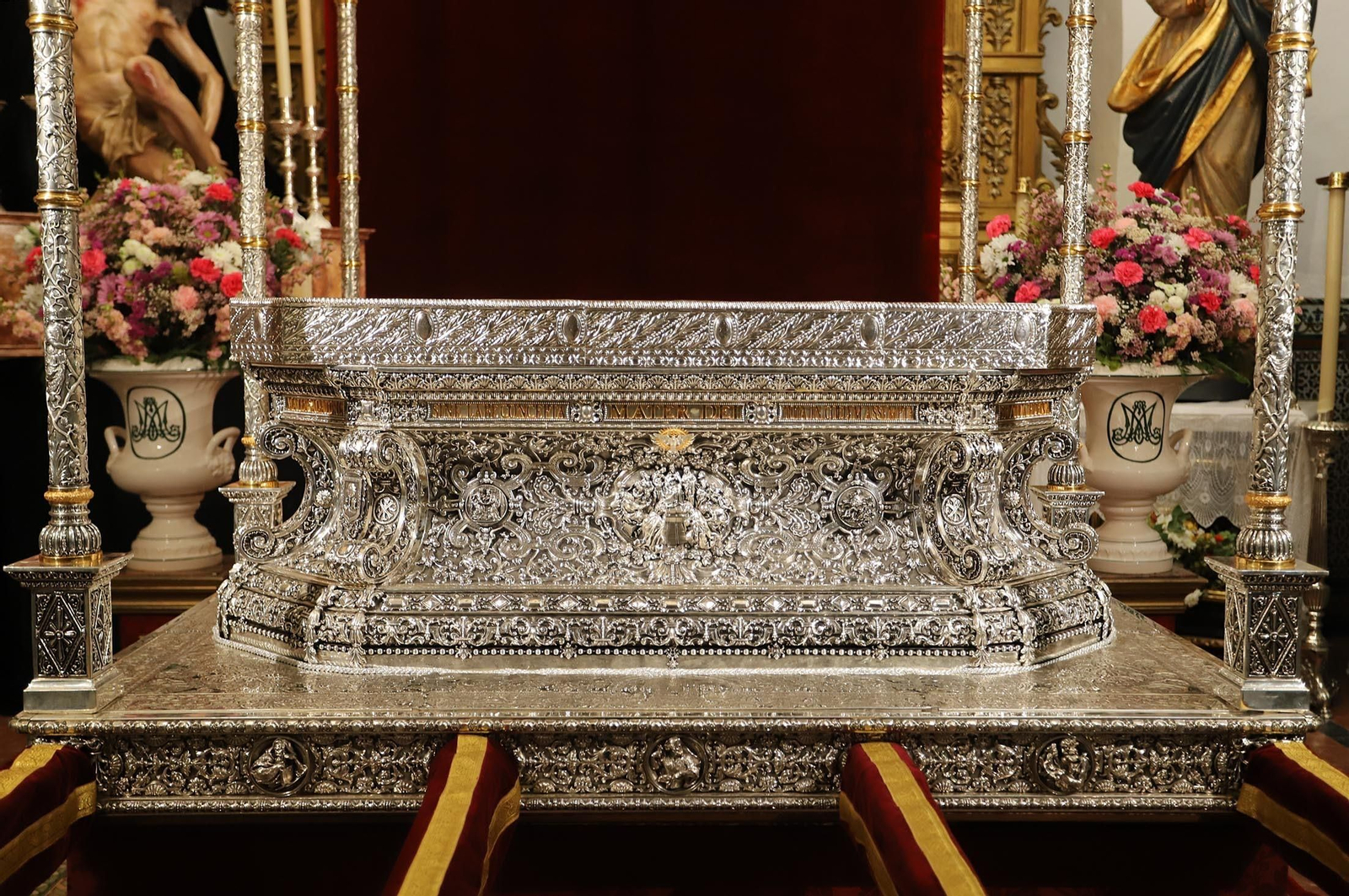 Imágenes de la Virgen del Rocío y sus nuevas andas