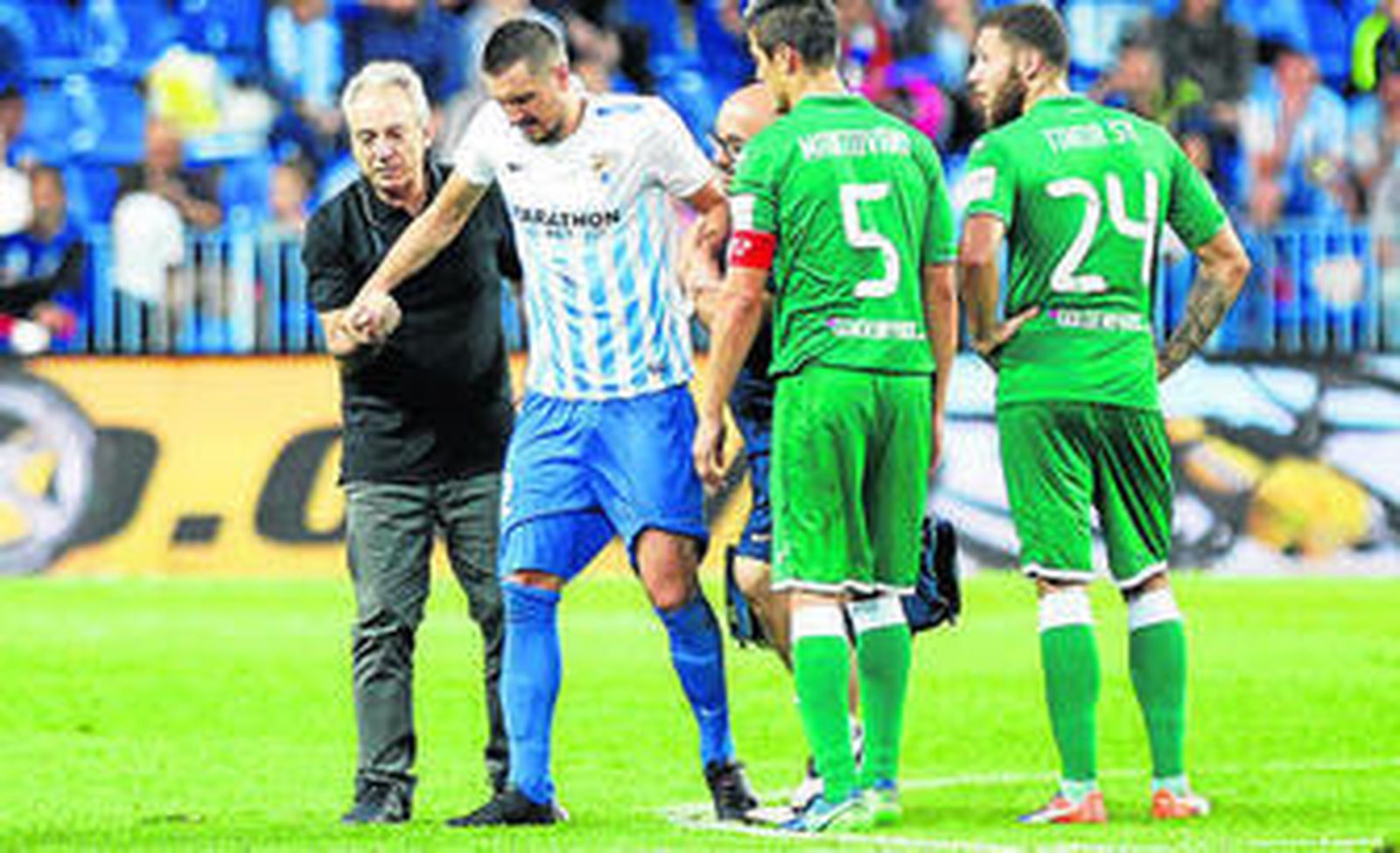 Kuzmanovic se retira de la mano del médico y Torrontegui.