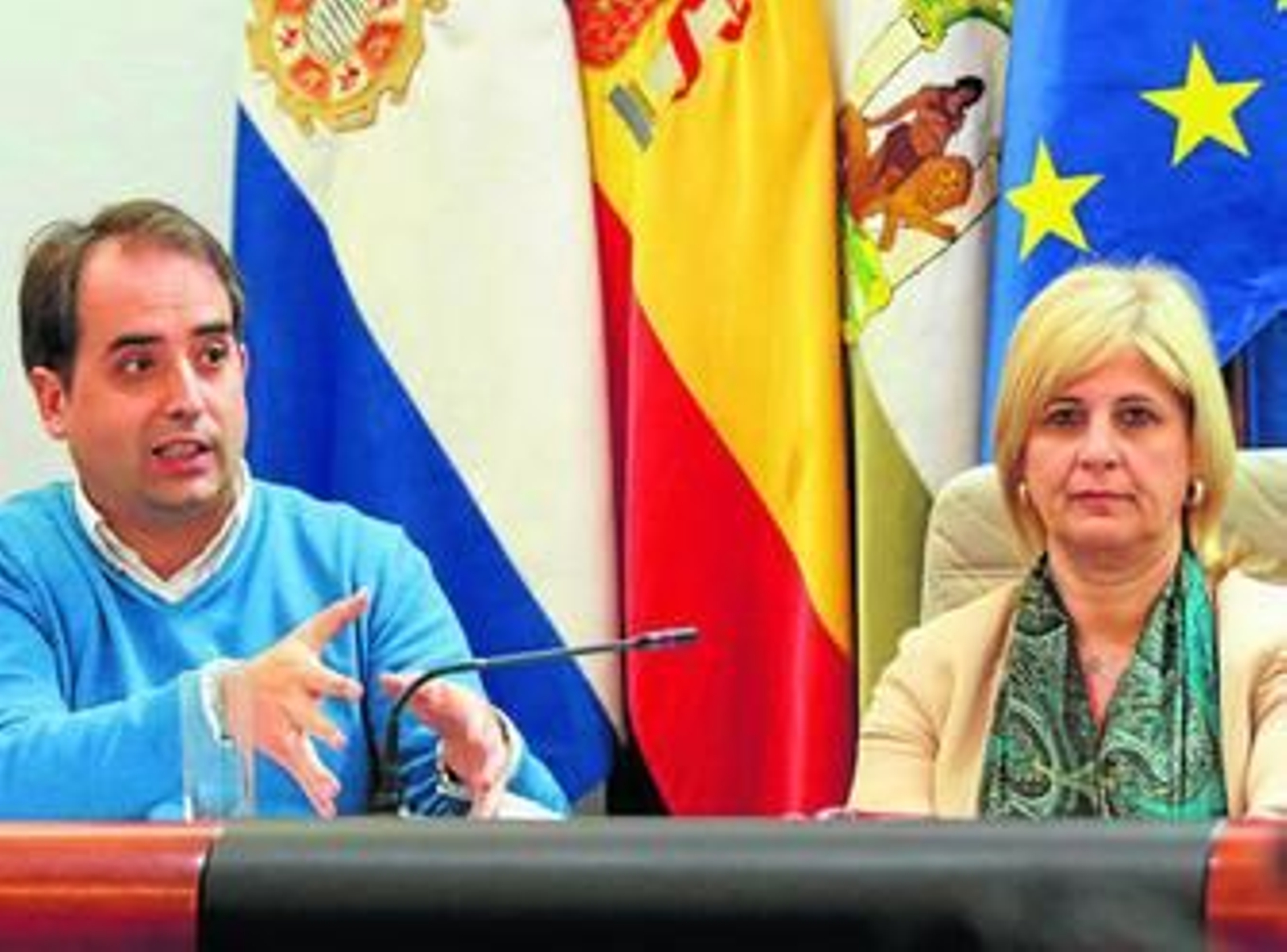 Antonio Saldaña y María José García-Pelayo, ayer en el pleno.