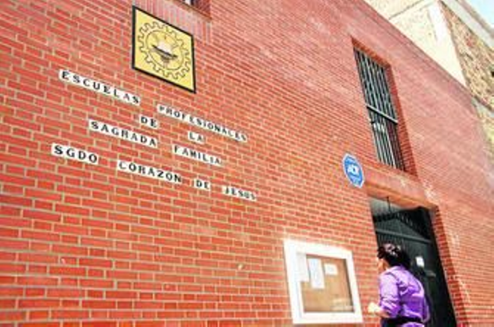 Imagen de la fachada del centro escolar Sagrada Familia.