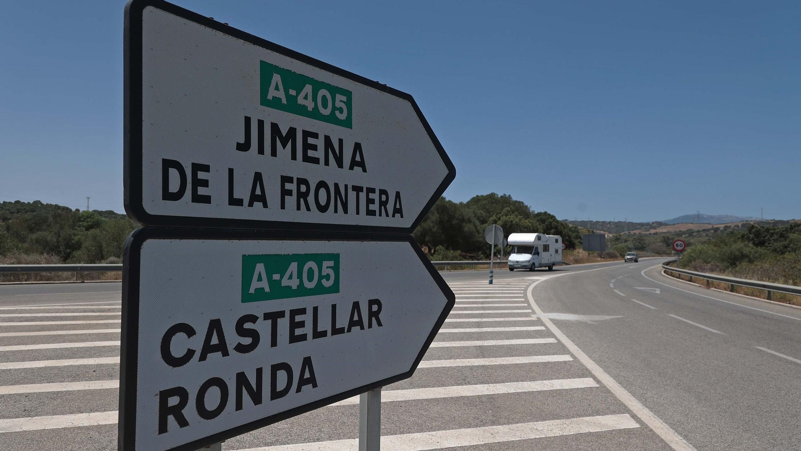 Un tramo de la carretera  A-405 en Jimena.