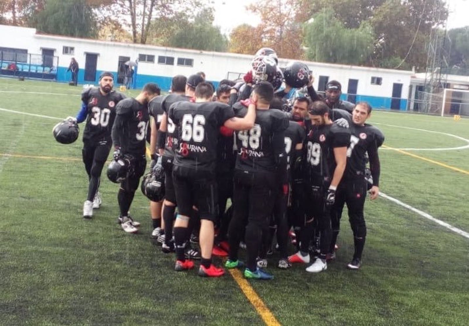Jugadores almerienses celebrando el triunfo.